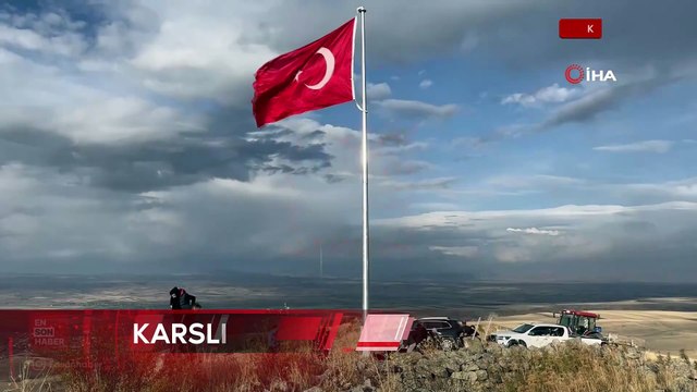 Karslı köylülerin 20 yıllık hayali: Ermenistan sınırına Türk bayrağı diktiler