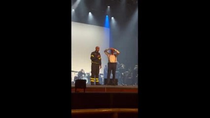 Il vigile del fuoco e Massimo Ranieri sul palco: concerto sospeso ad Avellino per il terremoto