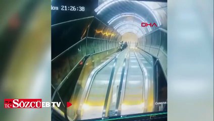 Yaya üst geçidinin korkuluklarına tekme ve yumruklu saldırı kamerada