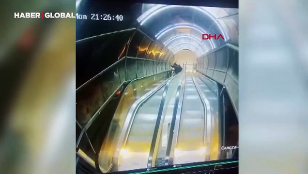 İzmir'de üst geçit korkuluklarına saldırı! O anlar kamerada