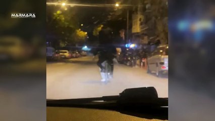 Balıkesir’de Akıl Almaz Görüntü! İki Kişi Üst Üste Bisiklete Binip Trafiğe Çıktı!