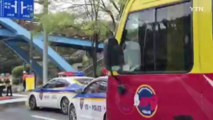 서울 상암동 달리던 승용차에서 불...한때 통제 / YTN