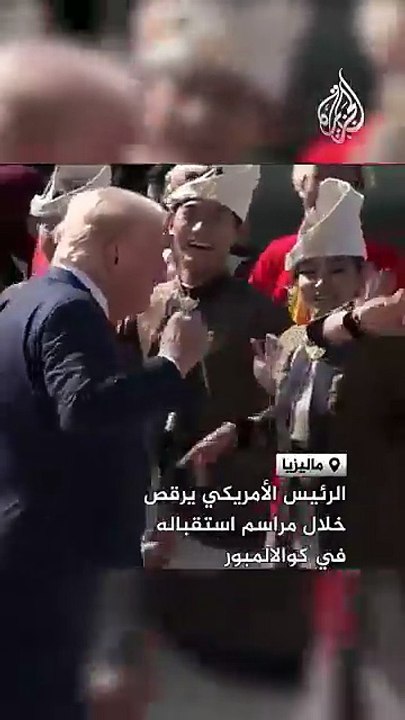 ترامب يرقص على السجادة الحمراء