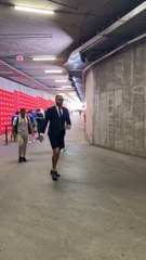 Travis Kelce arrives in a dapper short suit to face off with Philadelphia Eagles