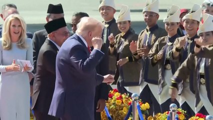 El baile de Trump tras llegar a Malasia por la firma de paz entre Tailandia y Camboya