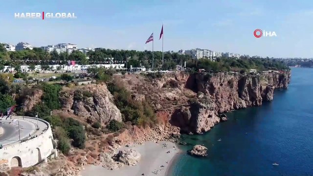 Ekim ayında her yerde kış, Antalya'da yaz: Sıcaklık 26 dereceye çıktı, sahiller doldu