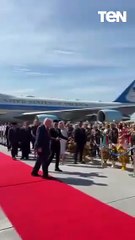 ترامب يرقص مع رئيس وزراء ماليزيا في مطار كوالالمبور