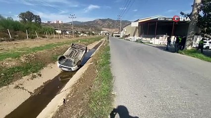 Kanala uçup ters dönen araçtan burunları bile kanamadan çıktılar