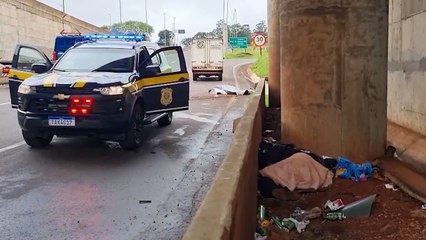 Enquanto carro capota em acidente com morte no Trevo Cataratas, morador de rua dorme como se nada tivesse acontecido