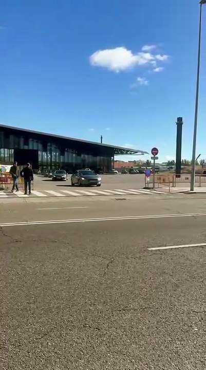 Sánchez abandona León entre abucheos