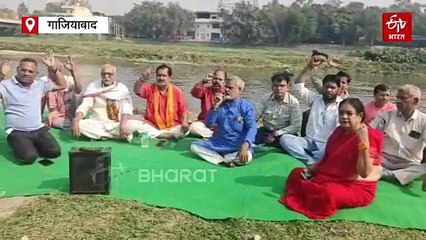 छठ महापर्व से पहले हिंडन छठ घाट पर प्रदर्शन, प्रदर्शनकारी बोले- नदी में पानी नहीं, कैसे मनाएं फेस्टिवल