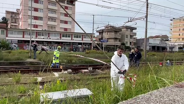 Viareggio, trovato cadavere sui binari: la polizia scientifica delimita l'area