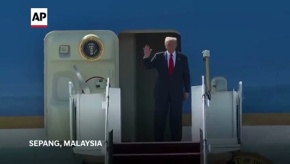 ترامب يفاجئ الجميع برقصة غير متوقعة خلال وصوله ماليزيا لحضور قمة آسيان 2025