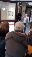 Alberto Fernández apareció, votó y salió a las apuradas: "Defendiendo la democracia"