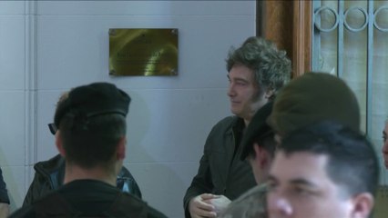 El presidente de Argentina, Javier Milei, acude a votar en elecciones legislativas clave para su agenda económica