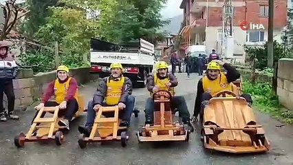 Geleneksel tahta araba yarışlarına yağmur da engel olamadı