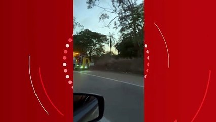 Carreta carregada com cerveja pega fogo em rodovia de MT
