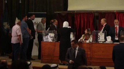 Baja representación de mujeres y minorías en Parlamento de transición Siria