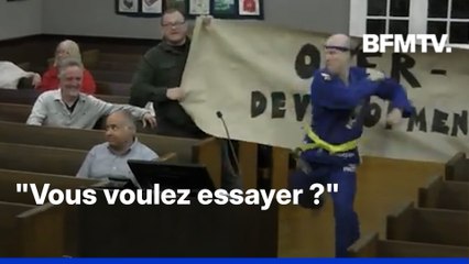 Aux États-Unis, cet opposant au maire effectue du Kung Fu pour protester au conseil municipal