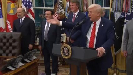 Trump anuncia despidos masivos en medio del cierre de Gobierno