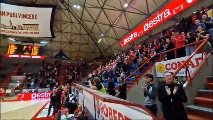 Pistoia, il minuto di silenzio e il lungo applauso del palasport per l'autista ucciso a Rieti