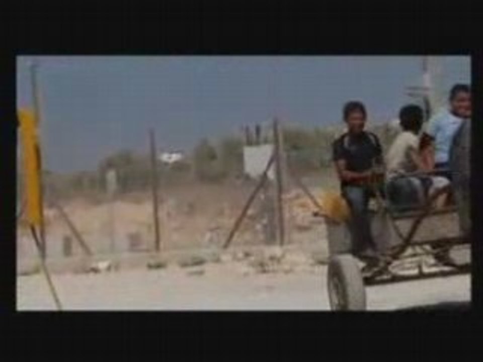 femmes soldat crache sur un enfant