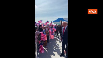 Trump in Malesia balla e sventola le bandiere all'arrivo all'aeroporto di Kuala Lumpur