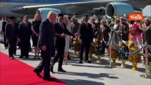 Trump balla all'aeroporto di Kuala Lumpur con ballerini tradizionali al suo arrivo in Malesia