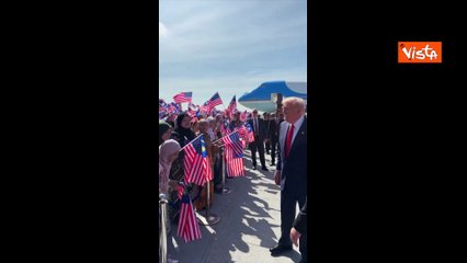 Trump in Malesia balla e sventola le bandiere all'arrivo all'aeroporto di Kuala Lumpur