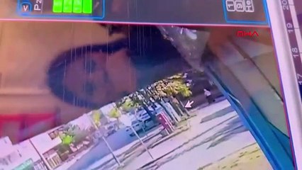 İçinde 2 bin 500 dolar bulunan çantayı alan kadın kayıplara karıştı; o anlar kamerada