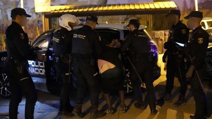 Así fue el macrooperativo sorpresa de la Policía en Lavapiés que se saldó con cinco detenidos