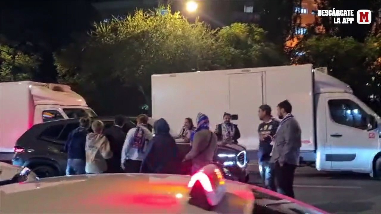 Rodean el coche de Mbappé al salir del Bernabéu: "Merci, Kylian!"
