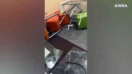 Blitz nel liceo occupato a Genova, incappucciati con spranghe devastano aule le aule