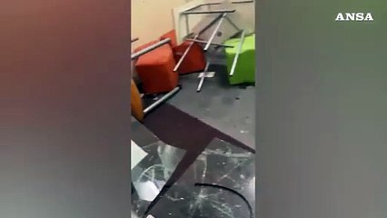 Blitz nel liceo occupato a Genova, incappucciati con spranghe devastano aule le aule