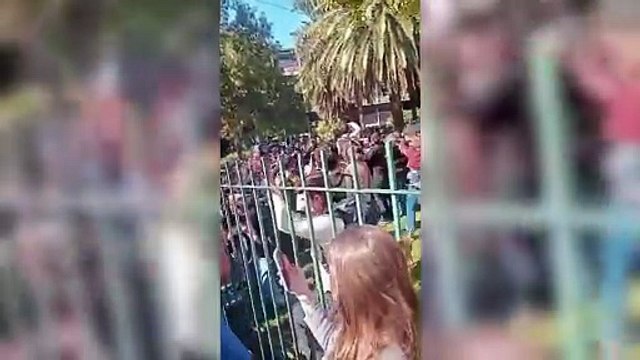 Los gritos a Adorni cuando salía de votar: Vendepatria y fantasma
