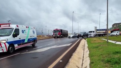 Motorista perde o controle da direção e bate em mureta no Trevo Cataratas