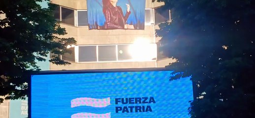 Una bandera gigante con la imagen de Cristina Kirchner colgó detrás del escenario de Fuerza Patria en el Teatro Argentino