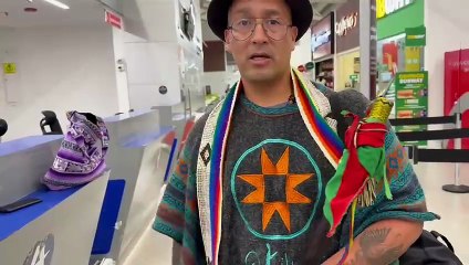 Aerolínea niega ingreso de bastón de mando a líder indígena colombiano