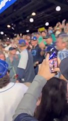 Fan that caught Cal Raleigh's 60th homer gave it away to a kid