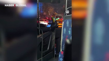 Bir ayağı havada yolculuk eden İETT şoförü, araçtaki herkesi tehlikeye attı
