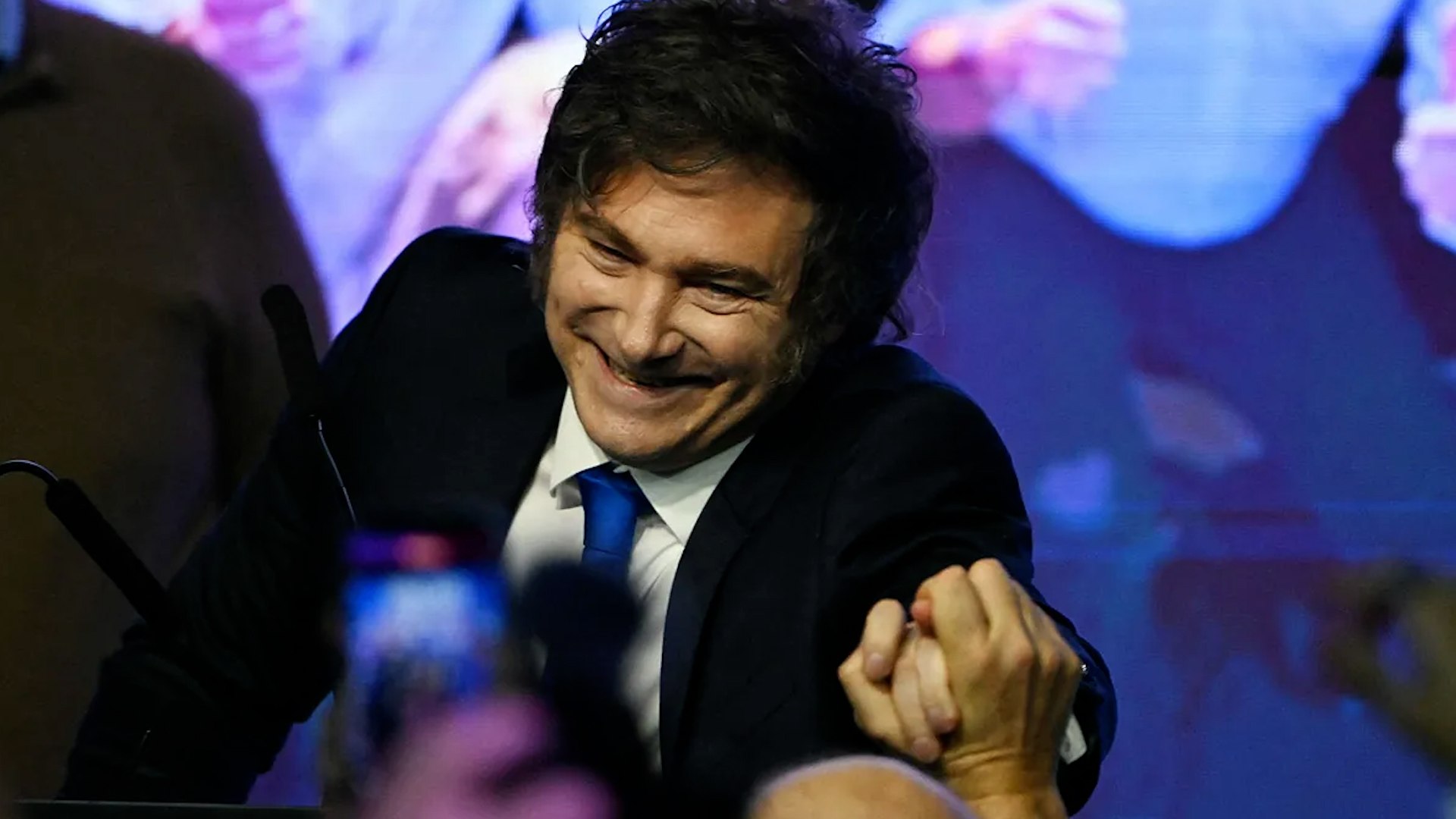 Tras meses de incertidumbre econ�mica y pol�tica, el presidente Javier Milei consigui� un triunfo clave en las elecciones legislativas de medio t�rmino en Argentina, consolidando su poder a nivel nacional. Con el 98% de los votos escrutados, su partido, La Libertad Avanza (LLA), obtuvo un contundente 40,74%, superando al peronismo, que alcanz� un 31,7% en el total del pa�s.

La gran sorpresa se produjo en la provincia de Buenos Aires, el distrito m�s poblado y decisivo del pa�s, donde los libertarios lograron una victoria ajustada que contradijo todas las encuestas previas. En esa regi�n, Diego Santilli (PRO) se impuso por 42,2% a 40,92% al candidato peronista Jorge Taiana, marcando otro golpe para el hist�rico movimiento justicialista.

Milei celebr� el resultado con un mensaje de tono �pico: "Hoy ha sido un d�a hist�rico para la Argentina. Comienza la construcci�n de la Argentina grande". El resultado fortalece al Gobierno liberal en su cruzada por las reformas econ�micas y marca un cambio profundo en el mapa pol�tico argentino.