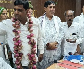 साधारण सभा में प्याज की माला पहनकर आए पार्षद, राशि लेने को कटोरा भी लाए