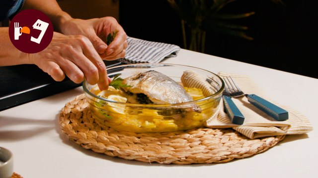 Dorada con patatas al horno: la receta clásica que pasa de generación en generación