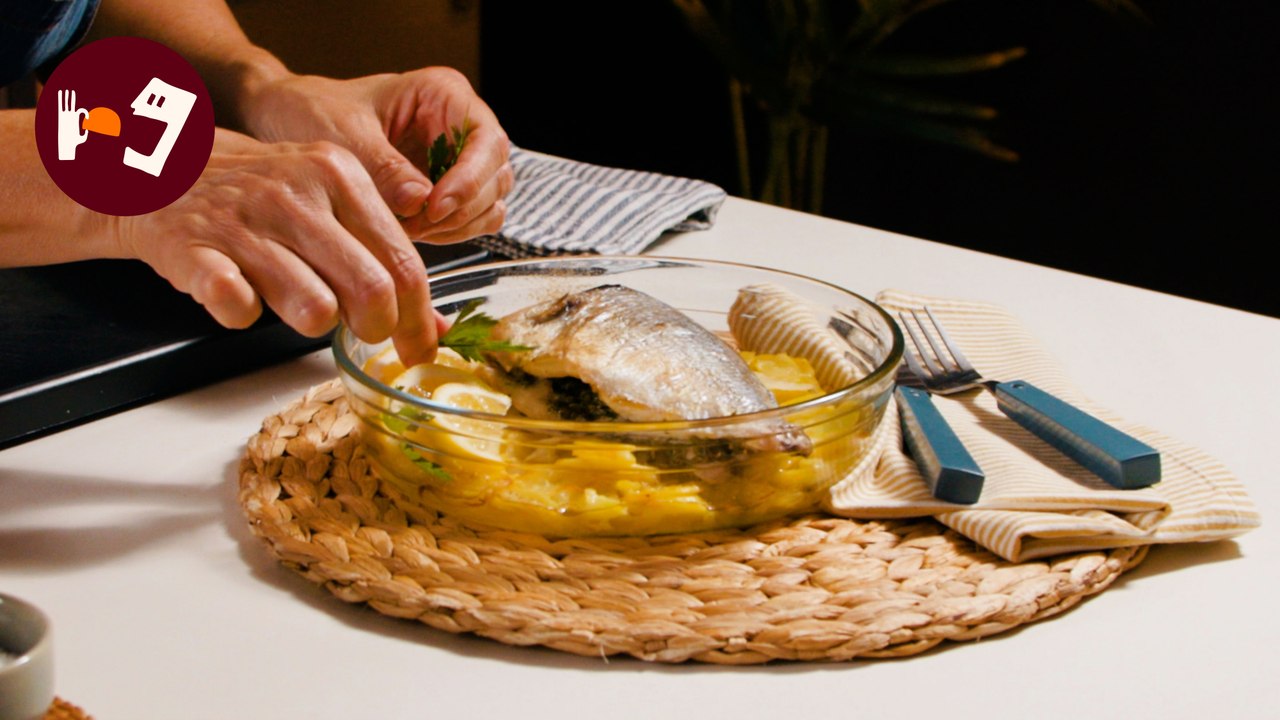 Dorada con patatas al horno: la receta clásica que pasa de generación en generación