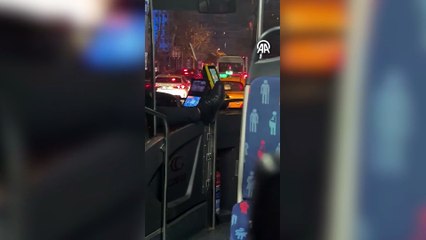 İETT otobüsünde skandal! Şoförün tehlikeli davranışı cep telefonu kamerasında