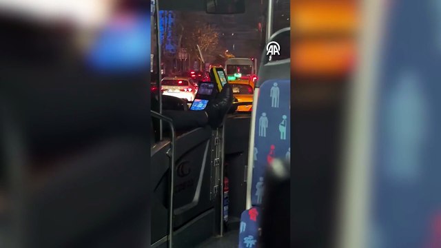 İETT otobüsünde skandal! Şoförün tehlikeli davranışı cep telefonu kamerasında
