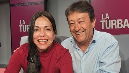 La poeta mexicana Claudia Luna Fuentes con Jordi Batallé en los estudios de RFI