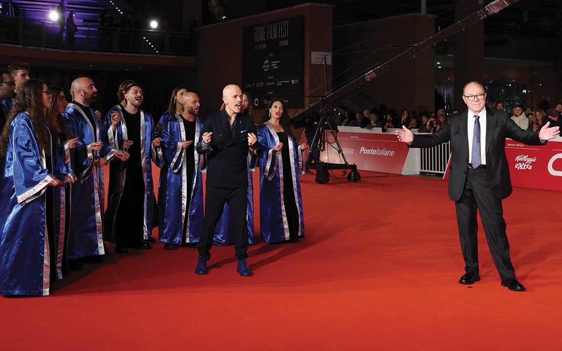 Carlo Verdone e il coro gospel sul red carpet di Vita da Carlo: stagione finale