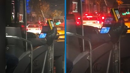 İETT şoförünün ayağını dışarı çıkararak araç kullanması kamerada