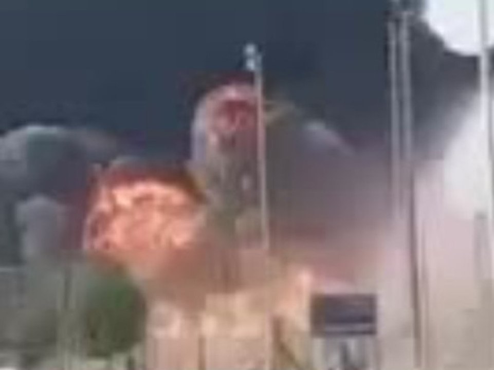 Meterhohe Rauchsäulen: Ölfeld gerät in Brand